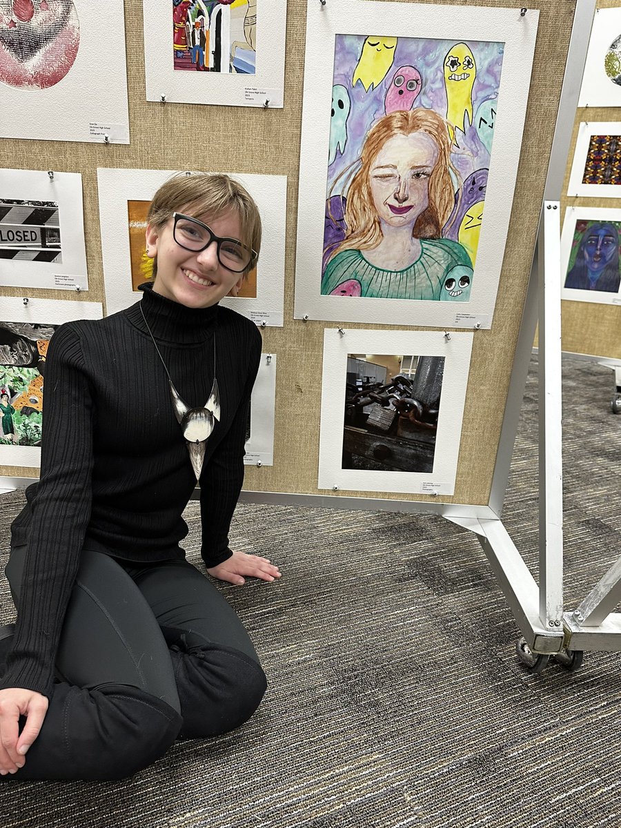eghs_art's tweet photo. Another great art show in the books! Had fun making students pose with their artwork 🤳👩‍🎨🖼️ @EGFineArts  @ElkGrove_HS  #WeArtEG https://t.co/0o39IpnZwi