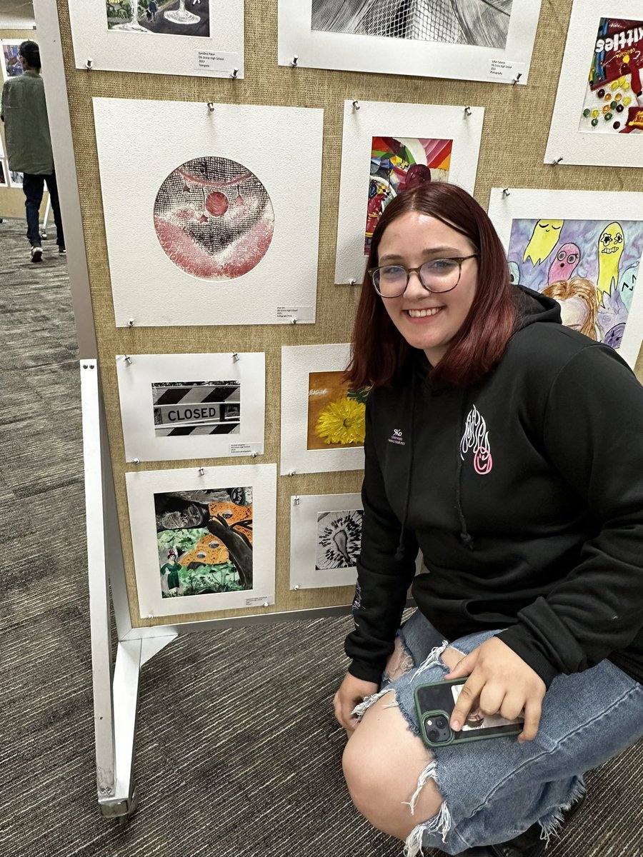 eghs_art's tweet photo. Another great art show in the books! Had fun making students pose with their artwork 🤳👩‍🎨🖼️ @EGFineArts  @ElkGrove_HS  #WeArtEG https://t.co/0o39IpnZwi