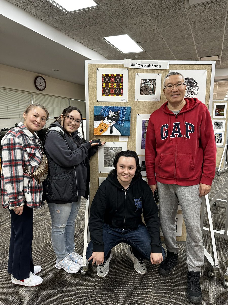 eghs_art's tweet photo. Another great art show in the books! Had fun making students pose with their artwork 🤳👩‍🎨🖼️ @EGFineArts  @ElkGrove_HS  #WeArtEG https://t.co/0o39IpnZwi