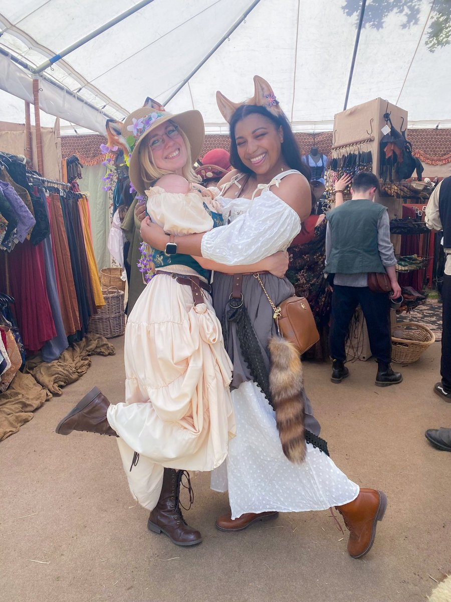katiesimrell's tweet photo. fucking up this pickle at the renfaire https://t.co/LkBRUSqSRL