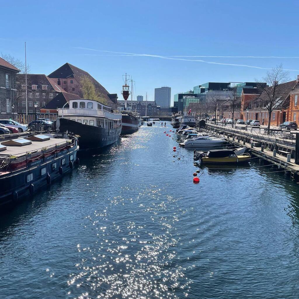 duncanWmaxwell's tweet photo. This morning wandering in Copenhagen before flying. https://t.co/HD5T30PufT https://t.co/YJReRqDP4F