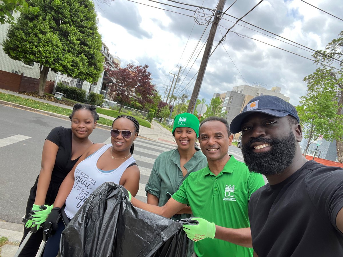 MOAA_DC's tweet photo. Thank you #Ward4 for taking action this #EarthDay! 🌍 #TeamMOAA joined @MOCCADC, @CleanCityDC, @DCMOCRS, and Ward 4 volunteers for @MayorBowser’s Spring Clean Up!
Learn more about how we can all do our part in protecting our planet at @SustainDC and @dczerowaste.
#DCValues https://t.co/nxmu6cZovU