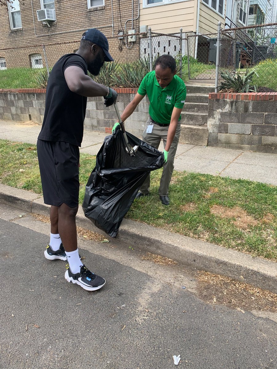 MOAA_DC's tweet photo. Thank you #Ward4 for taking action this #EarthDay! 🌍 #TeamMOAA joined @MOCCADC, @CleanCityDC, @DCMOCRS, and Ward 4 volunteers for @MayorBowser’s Spring Clean Up!
Learn more about how we can all do our part in protecting our planet at @SustainDC and @dczerowaste.
#DCValues https://t.co/nxmu6cZovU