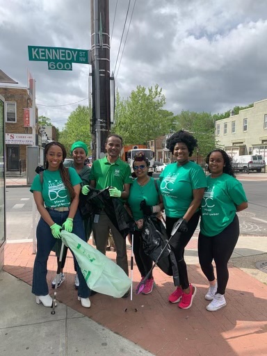 MOAA_DC's tweet photo. Thank you #Ward4 for taking action this #EarthDay! 🌍 #TeamMOAA joined @MOCCADC, @CleanCityDC, @DCMOCRS, and Ward 4 volunteers for @MayorBowser’s Spring Clean Up!
Learn more about how we can all do our part in protecting our planet at @SustainDC and @dczerowaste.
#DCValues https://t.co/nxmu6cZovU