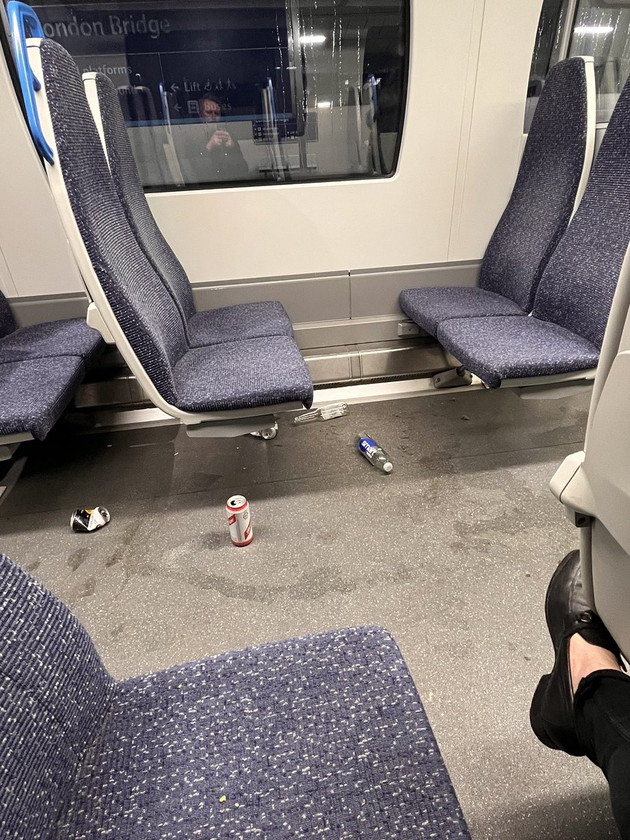 flying_liam's tweet photo. This is what you get travelling #thameslink https://t.co/QWQzzYS4PA
