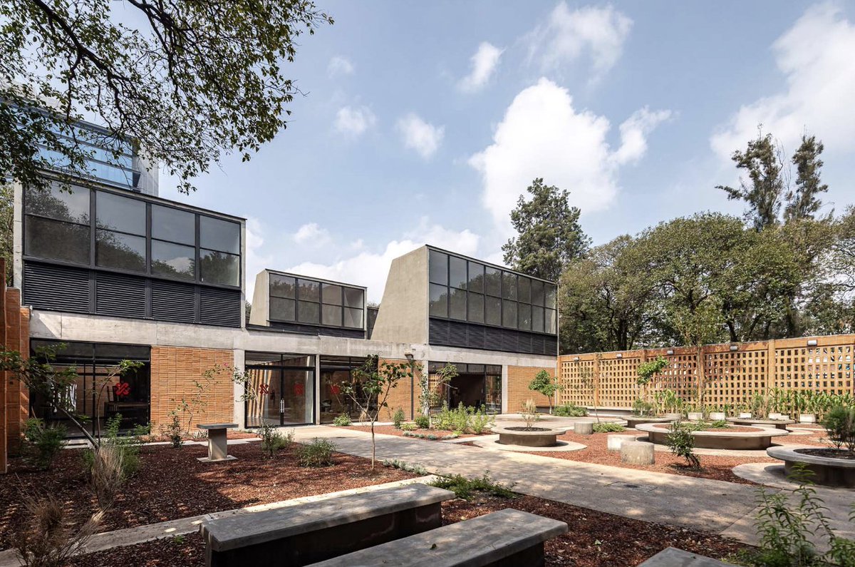 Arquine's tweet photo. PILARES Valentín Gómez Farías busca recuperar el discurso de la obra pública de calidad. Este edificio es parte de una iniciativa y política pública más grande con el objetivo de reconstruir desde la colonia y desde una arquitectura comprometida. | https://t.co/4yI9Xiw2qN https://t.co/Z9XtxGVdjy