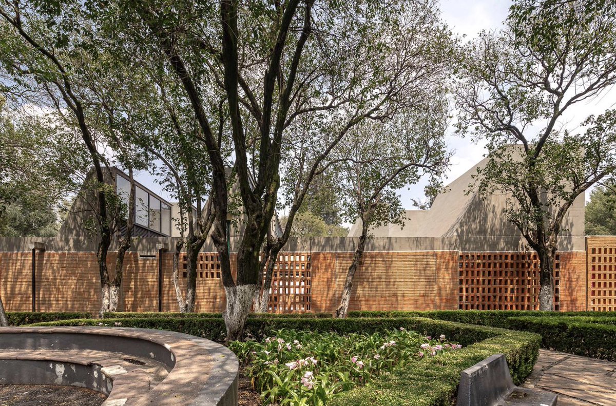 Arquine's tweet photo. PILARES Valentín Gómez Farías busca recuperar el discurso de la obra pública de calidad. Este edificio es parte de una iniciativa y política pública más grande con el objetivo de reconstruir desde la colonia y desde una arquitectura comprometida. | https://t.co/4yI9Xiw2qN https://t.co/Z9XtxGVdjy