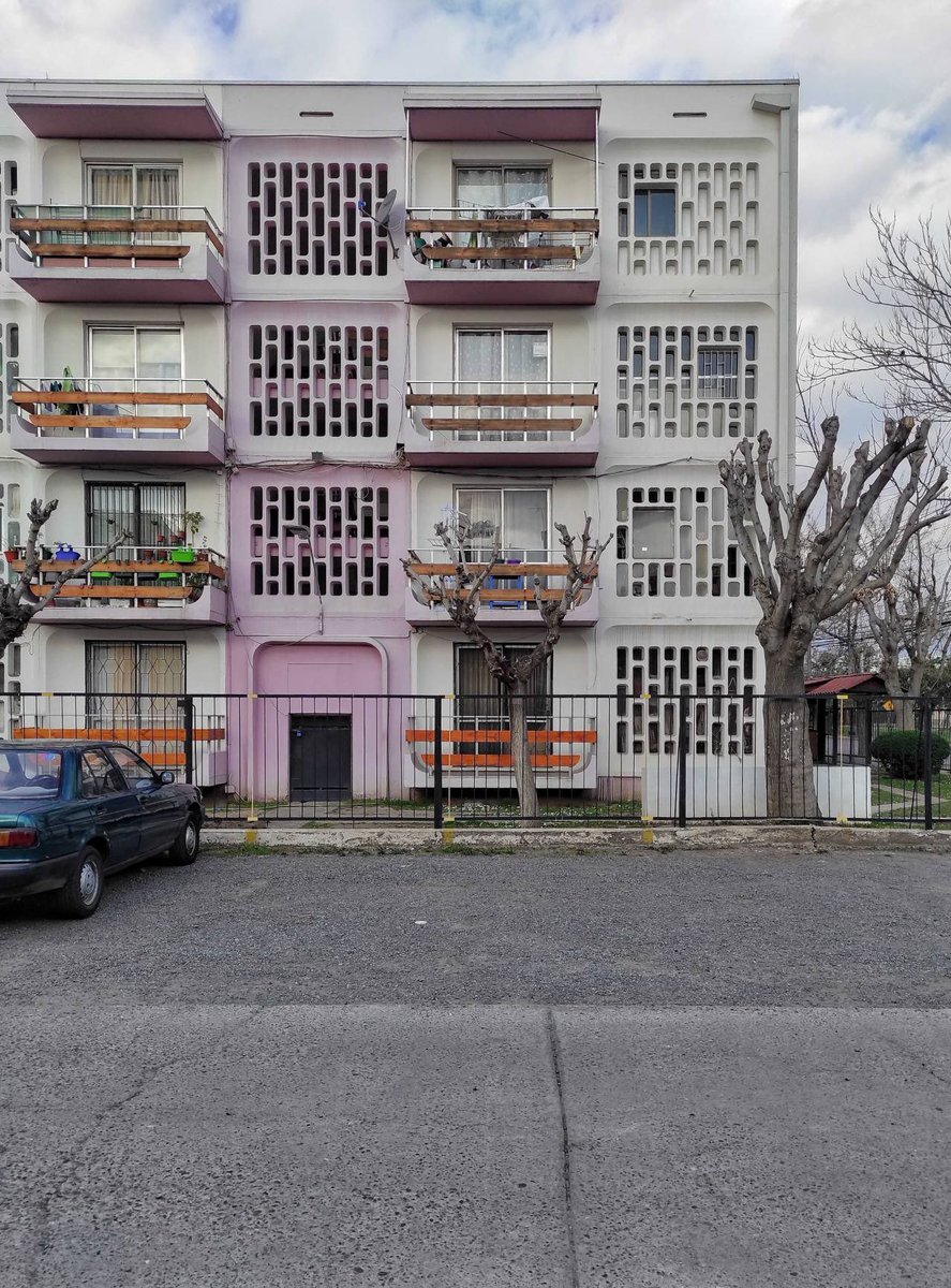 bashardelconce's tweet photo. Aprovechando el tuit original sobre la arquitectura habitacional soviética:
En Chile 🇨🇱 (1972) se fabricaron 153 edificios a cargo de la constructora soviética KPD en Quilpué, Villa Alemana y Viña del Mar https://t.co/VQtQ51DkH9