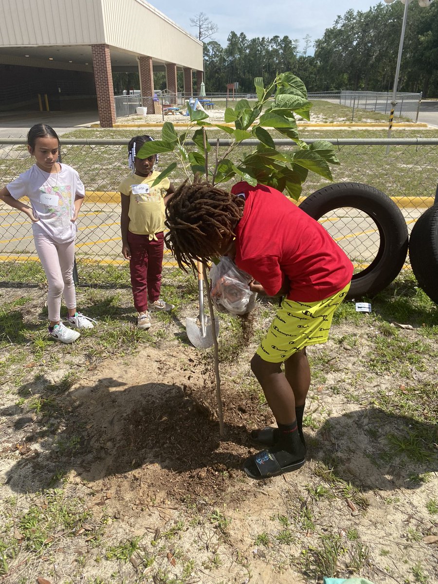 Happy 🌎 🌳 Earth Day!  Last kk the Green Thumbs and Student Government teamed up to celebrate Earth with recycling, pledging to take care of Earth, garden day, planting trees, and school beautification project! <a href="/PalmTerrace_VCS/">Palm Terrace Elementary</a>