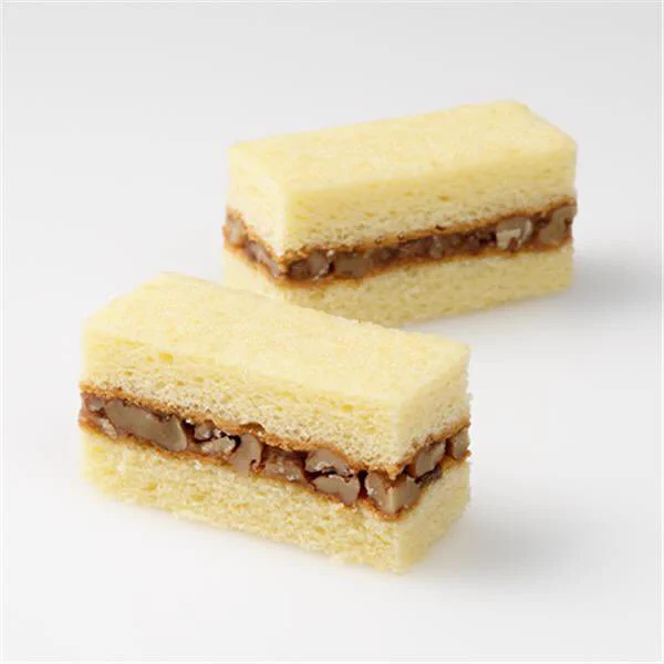 六花亭のマルセイバターケーキ。挟まっているのはクルミ！