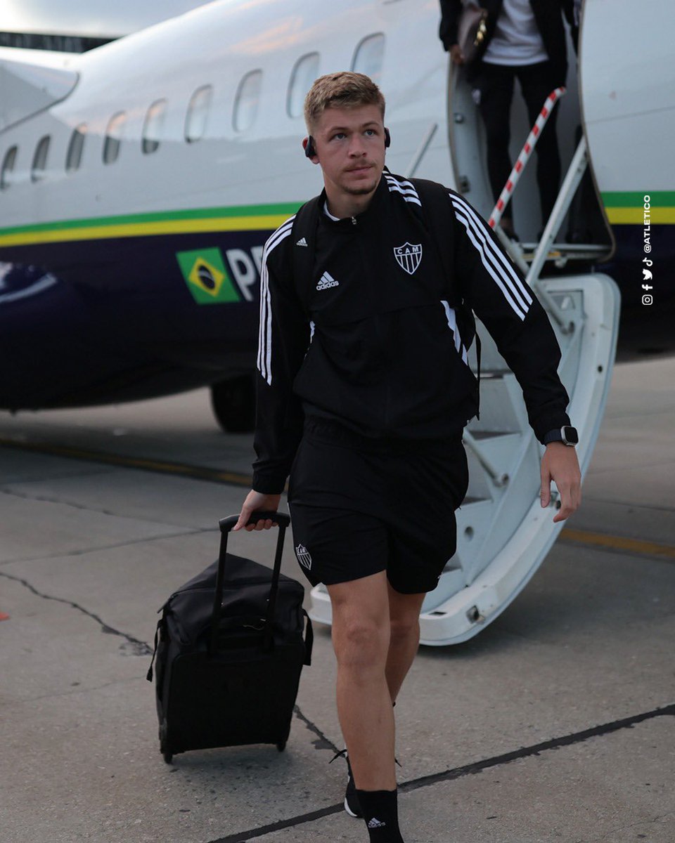 Atletico's tweet photo. ✈️ Recebidos pela Massa!

Delegação atleticana está em Santos e foi recebida pela torcida atleticana presente no litoral. 

#SANxCAM 🏴🏳️ https://t.co/G6eBC9Kb0e