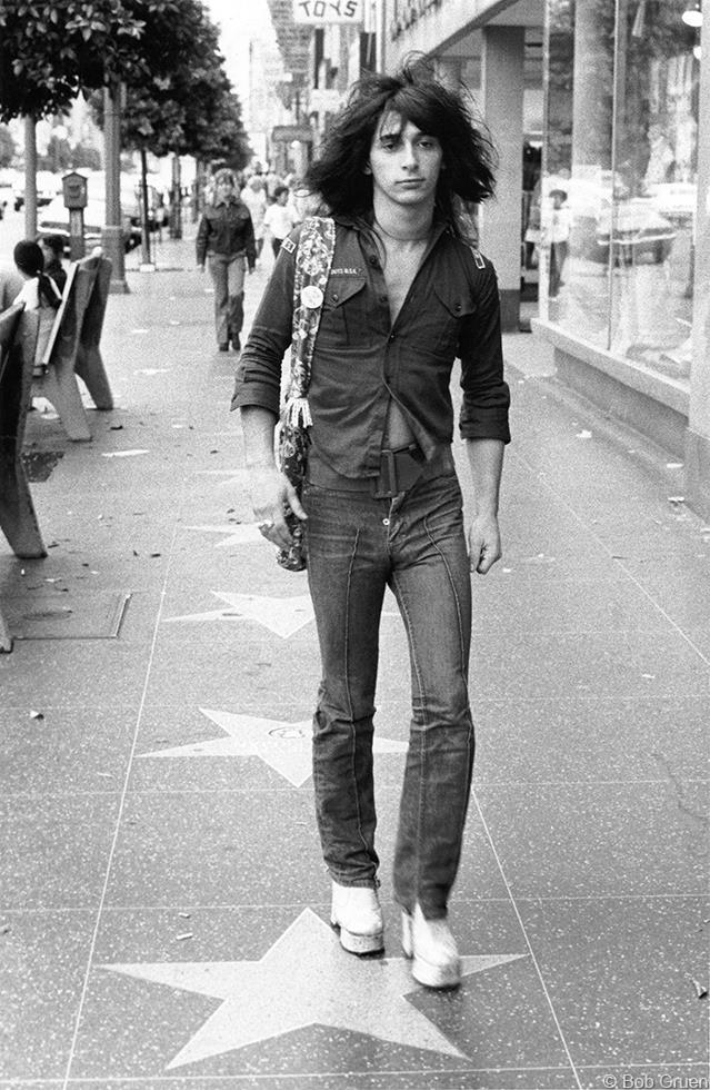 ThrowingSpells's tweet photo. @NinaAntonia13 @st_thunders Yeah Nina , very sad . RIP .  🎸🖤 https://t.co/WGN0vZClGr