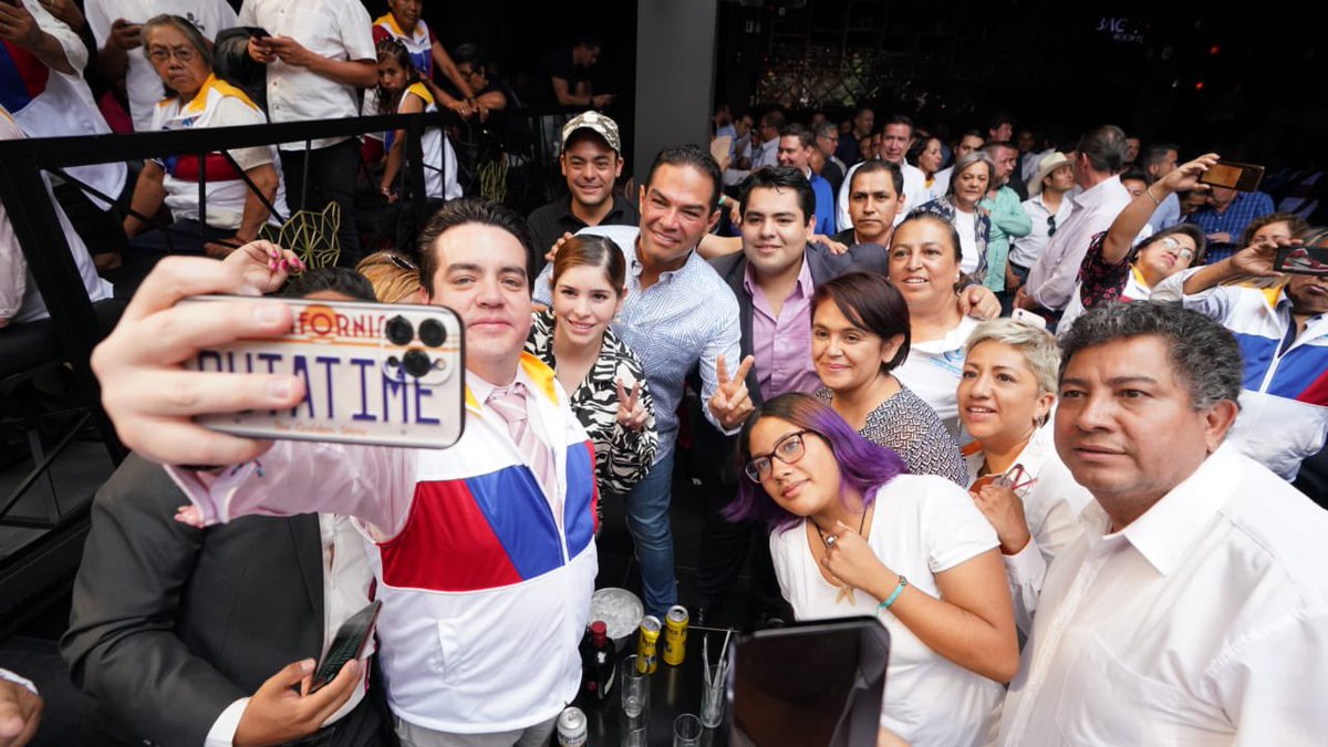 EnriqueVargasdV's tweet photo. Llenas y llenos de satisfacción, con la #RedEdomex celebramos su primer aniversario.
Nos une un solo objetivo: trabajar en unidad por un mejor Estado de México.
Hoy, los resultados, nos entusiasman y nos hace más fuertes cada día.
Gracias a todas y a todos los miembros por su trabajo, cariño y apoyo.