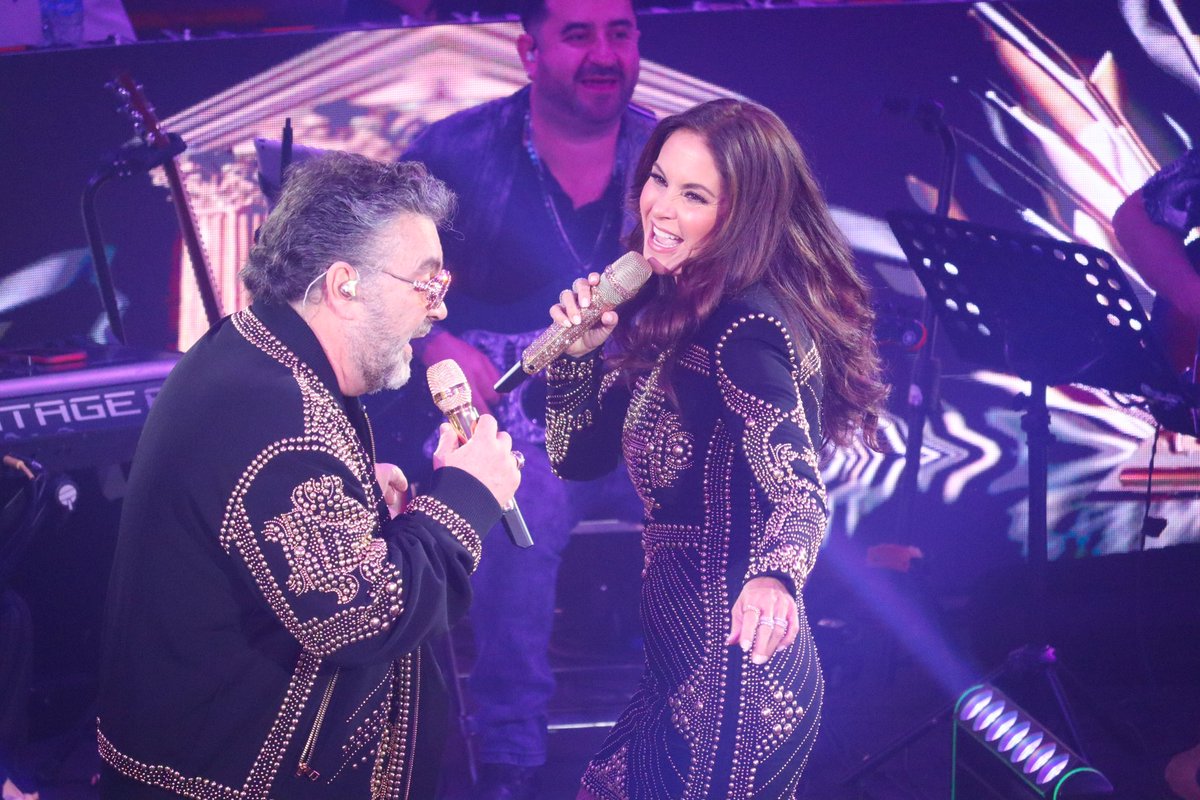 _PanicoEscenico's tweet photo. Un gran concierto se vivió en el palenque de la ExpoGan con la presentación del tour "Hasta que se nos hizo" de #lucero y #mijares https://t.co/EXxw7AiN4r