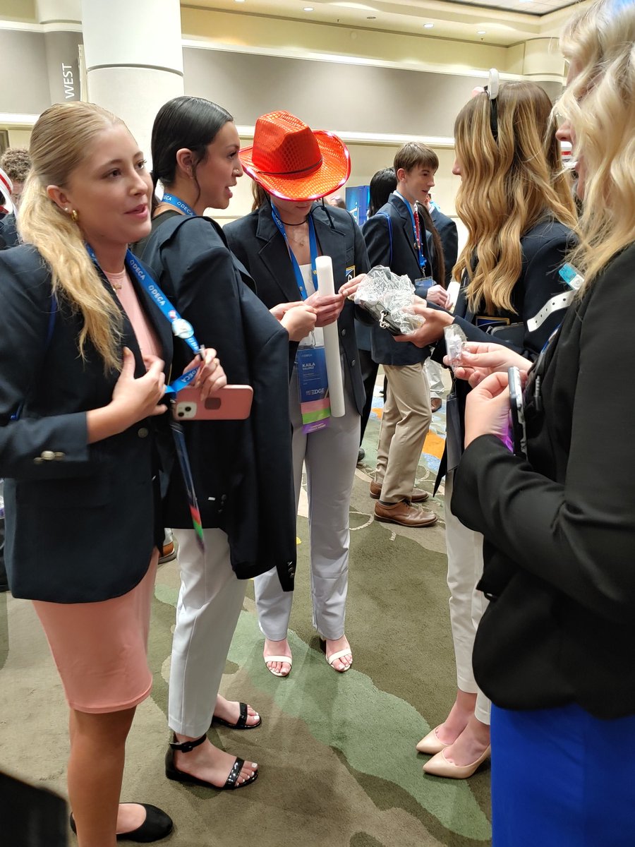 StaleyBusDept's tweet photo. DECA ICDC pre-opening session of traditional trading of pins from other states/countries. So fun to meet DECA members from all over. #DECAICDC2023 https://t.co/XIyh83WnZq