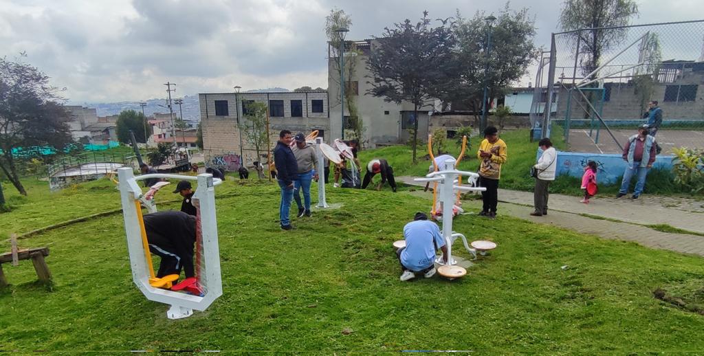 Andres_Salas87's tweet photo. Que mejor manera de conmemorar el #DiaMundialDeLaTierra que con las 5 mingas realizadas para mejorar los espacios verdes 🌳🌿.
Hoy la @PichinchaGob visitó los barrios de #Quito: #Osorio, #LaPulida, #CorazónDeJesús, #TránsitoAlto de #Chillogallo y #09deDiciembre para...
1/3 https://t.co/UZGCuNlza8