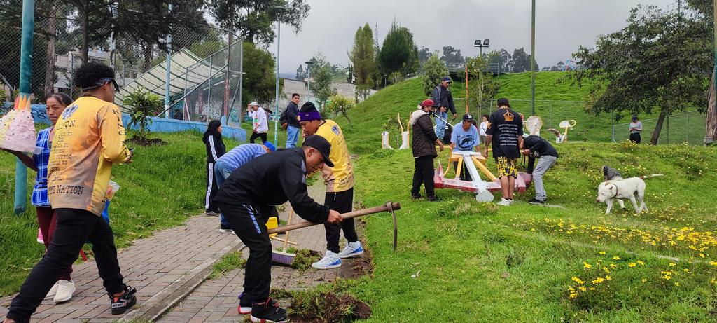 Andres_Salas87's tweet photo. Que mejor manera de conmemorar el #DiaMundialDeLaTierra que con las 5 mingas realizadas para mejorar los espacios verdes 🌳🌿.
Hoy la @PichinchaGob visitó los barrios de #Quito: #Osorio, #LaPulida, #CorazónDeJesús, #TránsitoAlto de #Chillogallo y #09deDiciembre para...
1/3 https://t.co/UZGCuNlza8