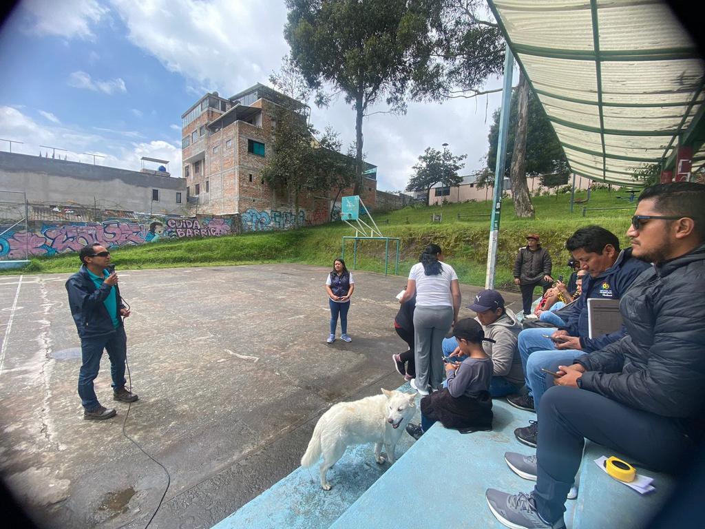 Andres_Salas87's tweet photo. Que mejor manera de conmemorar el #DiaMundialDeLaTierra que con las 5 mingas realizadas para mejorar los espacios verdes 🌳🌿.
Hoy la @PichinchaGob visitó los barrios de #Quito: #Osorio, #LaPulida, #CorazónDeJesús, #TránsitoAlto de #Chillogallo y #09deDiciembre para...
1/3 https://t.co/UZGCuNlza8