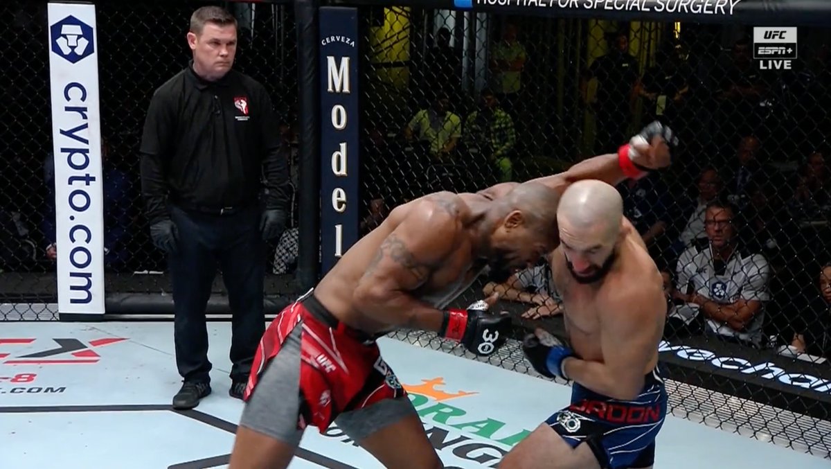 Dominick Cruz saw this as a left hook. No one else on planet Earth saw this as a left hook.
Upon viewing the replay, Cruz continues to try and say this was intended to be an elbow or left hook.
Ok lol #UFCVegas71 https://t.co/wQpU7G9GuJ