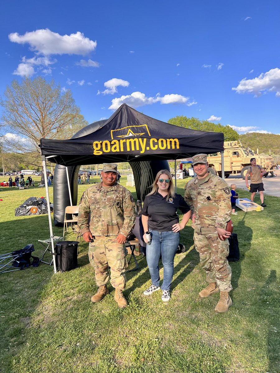 MamaRaines6's tweet image. Yesterdays #MeetYourArmy event was amazing! It was a great way to kick off the #BestSapperCompetition! Static displays, recruiters, community leaders, &amp;amp; @AUSAorg all out to support! #AUSAFLW #BSC23 #ExploreFLW