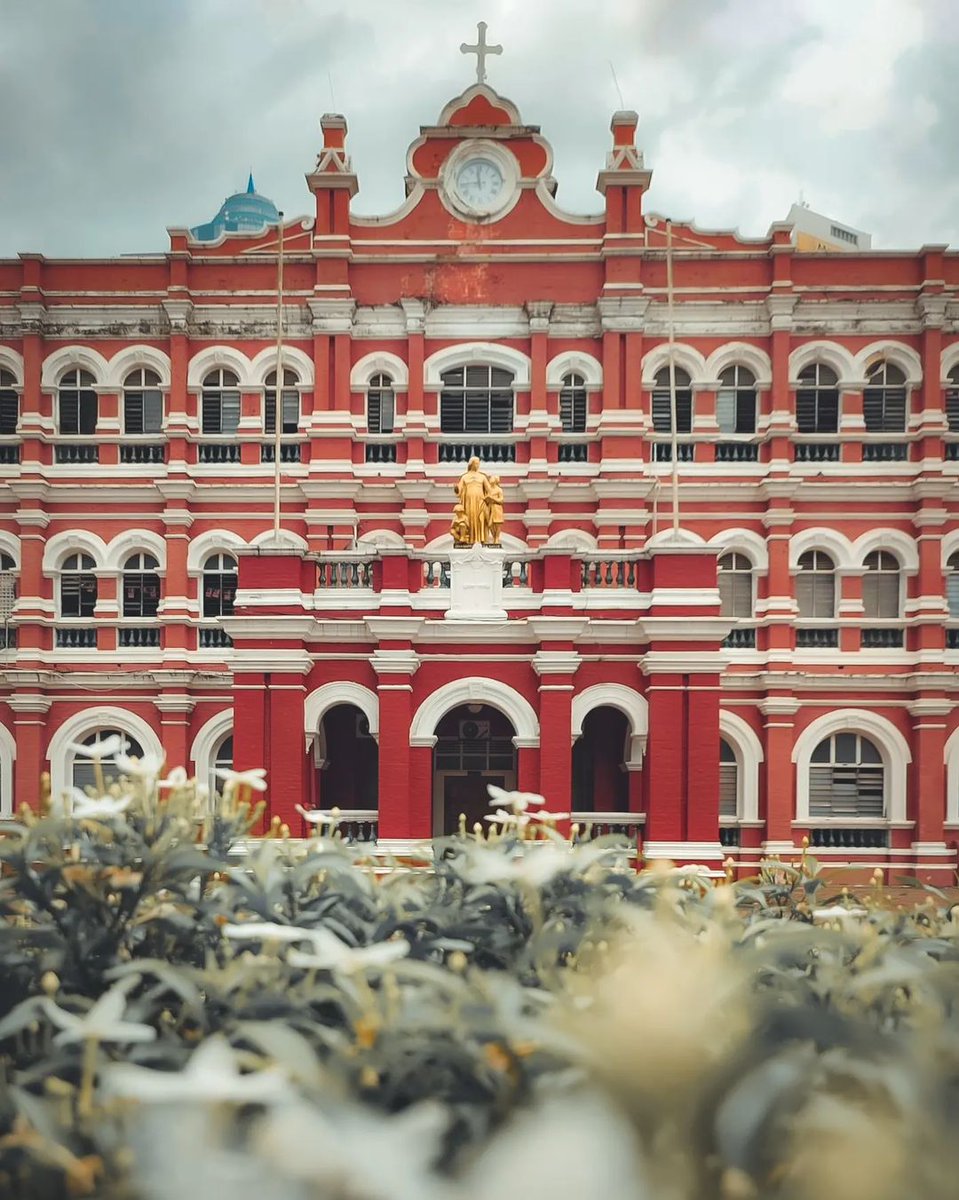 klumpurcity's tweet photo. St. John's Institution is a public all-boys school and is one of the oldest schools in Kuala Lumpur. The school is widely known by its initials SJI and the students of St John's Institution bear the name Johannians. https://t.co/gYKpbUenop
