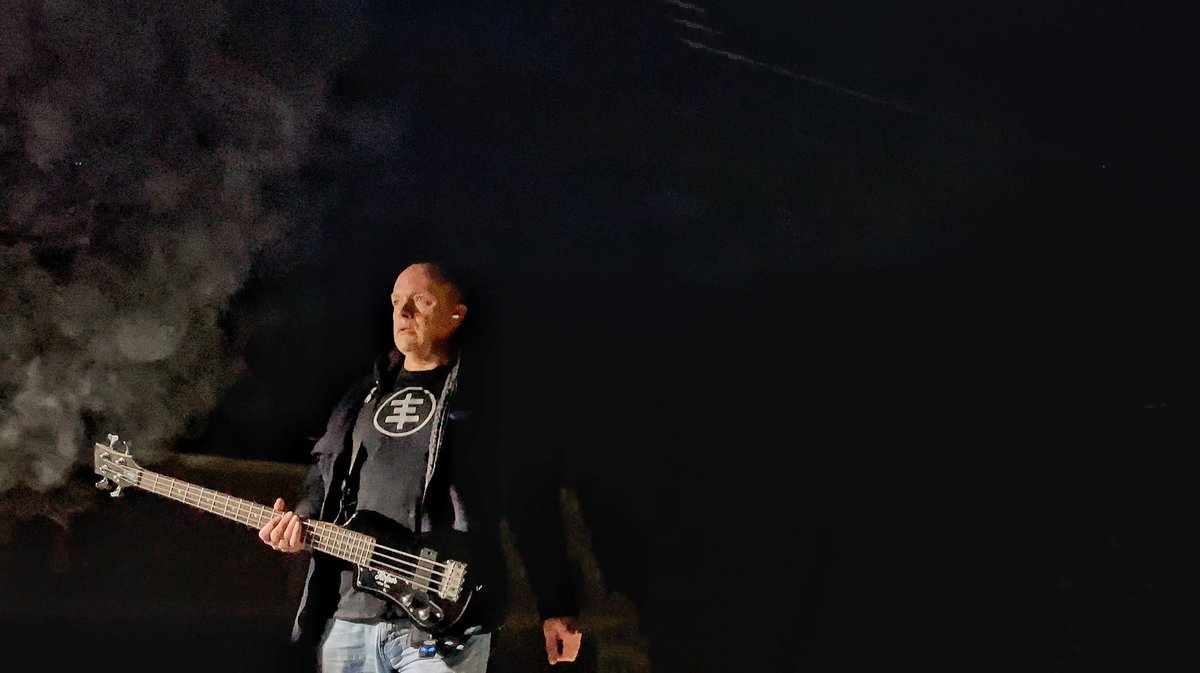 Recording a couple of music videos this morning. 
#darkwave #postpunk <a href="/webeecho/">丰 kevin thorne 丰</a>