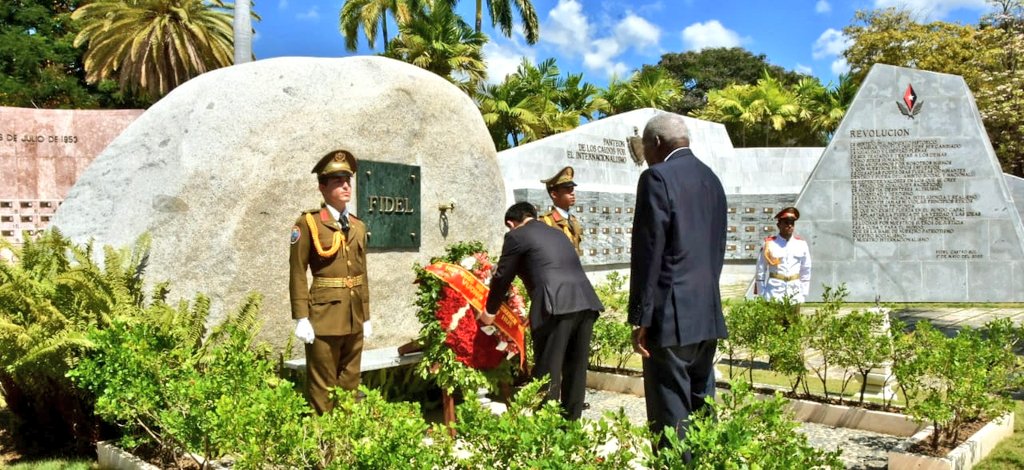 Gob_StgoDeCuba's tweet photo. En el cementerio patrimonial Santa Ifigenia de #SantiagodeCuba, Esteban Lazo y Vuong Dinh Hue rindieron homenaje a los próceres de la independencia, como parte de la visita del Presidente de la Asamblea Nacional de #Vietnam a la Ciudad Héroe. 

#CubaNoEstáSola @BeatrizJUrrutia https://t.co/47ZADcHGif