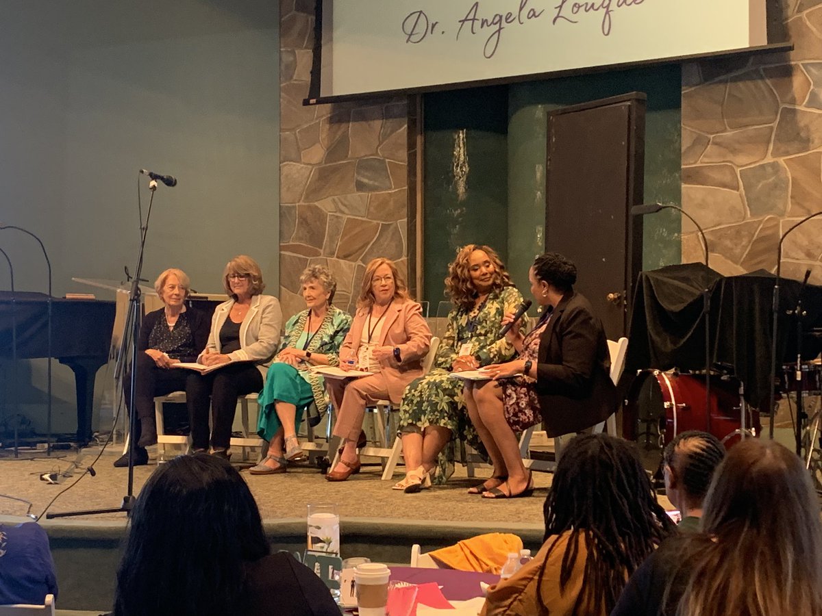 ms_carr's tweet photo. Another great day at #LeadingWhileFemale So thankful for the female mentors in my life! https://t.co/llglJRQc26