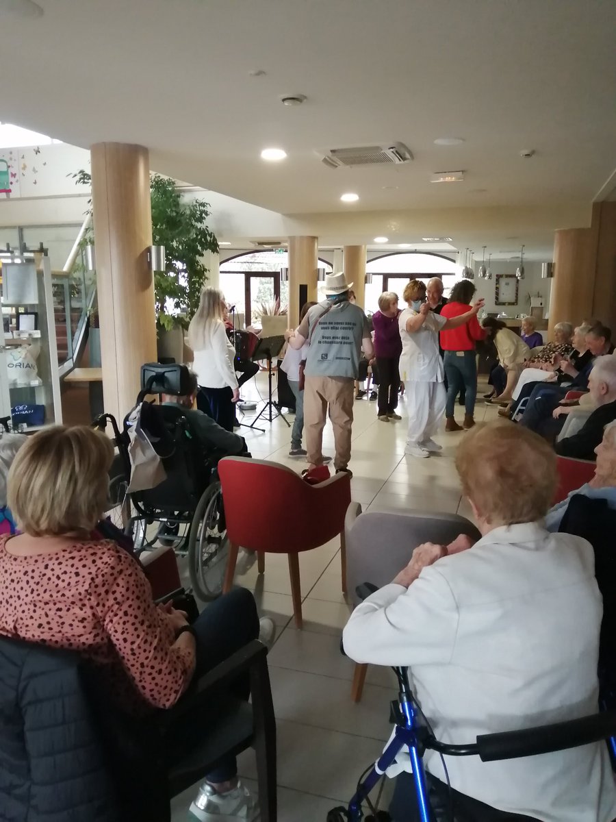 VallesRoch's tweet photo. Après le jazz, cette semaine c'est une ambiance guinguette qui s'est invitée à l'Agora grâce à la présence de Joëlle et son accordéon. #lagora #vauvenargues https://t.co/1a4wR6JeOI