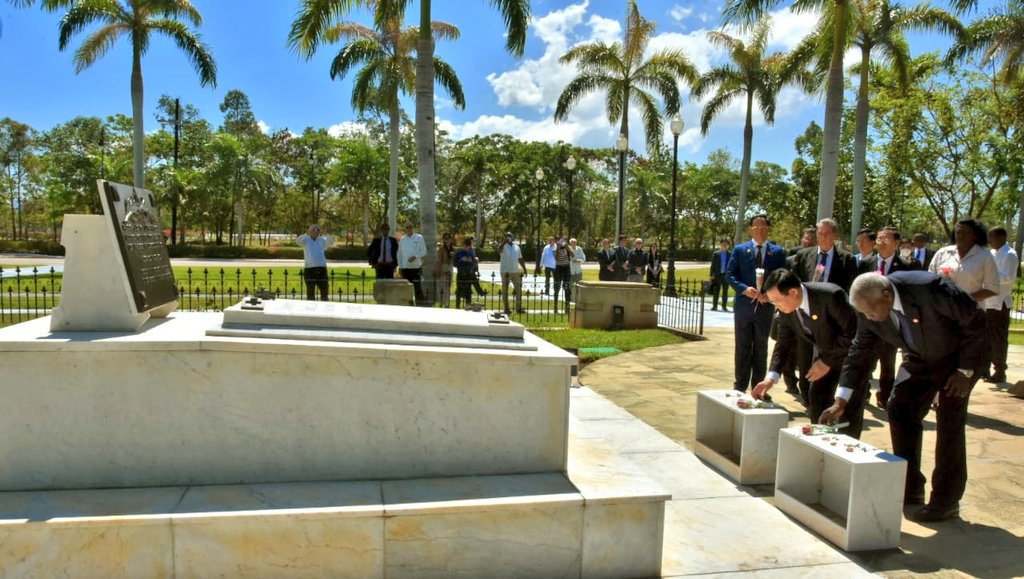 Gob_StgoDeCuba's tweet photo. En el cementerio patrimonial Santa Ifigenia de #SantiagodeCuba, Esteban Lazo y Vuong Dinh Hue rindieron homenaje a los próceres de la independencia, como parte de la visita del Presidente de la Asamblea Nacional de #Vietnam a la Ciudad Héroe. 

#CubaNoEstáSola @BeatrizJUrrutia https://t.co/47ZADcHGif