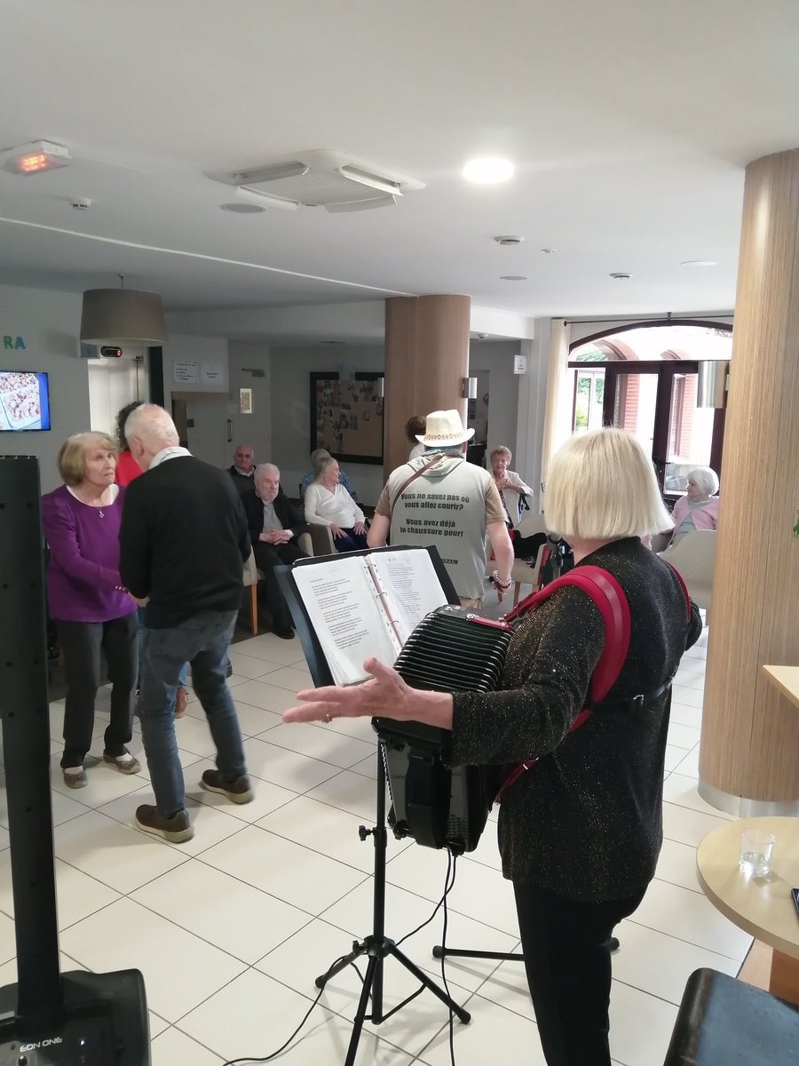 VallesRoch's tweet photo. Après le jazz, cette semaine c'est une ambiance guinguette qui s'est invitée à l'Agora grâce à la présence de Joëlle et son accordéon. #lagora #vauvenargues https://t.co/1a4wR6JeOI