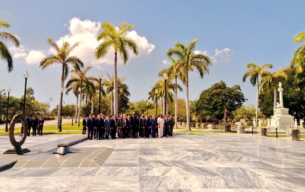 En el cementerio patrimonial Santa Ifigenia de #SantiagodeCuba, Esteban Lazo y Vuong Dinh Hue rindieron homenaje a los próceres de la independencia, como parte de la visita del Presidente de la Asamblea Nacional de #Vietnam a la Ciudad Héroe. 

#CubaNoEstáSola <a href="/BeatrizJUrrutia/">Beatriz Johnson Urrutia</a>