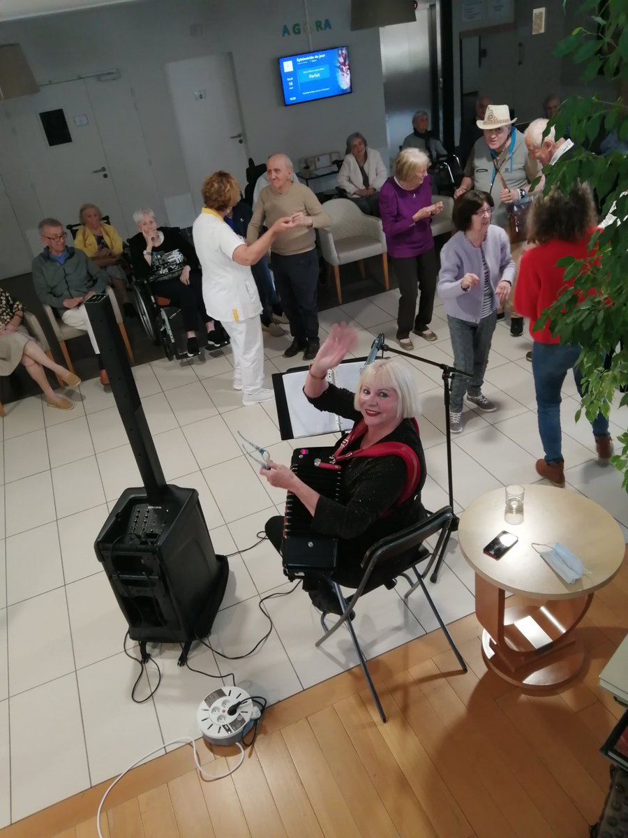 VallesRoch's tweet photo. Après le jazz, cette semaine c'est une ambiance guinguette qui s'est invitée à l'Agora grâce à la présence de Joëlle et son accordéon. #lagora #vauvenargues https://t.co/1a4wR6JeOI
