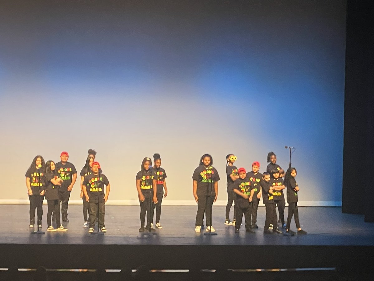 LBYBullDogs's tweet photo. We are L. B. Yancey.  #SHAPEᵗʰᵉʸᵃⁿᶜᵉʸʷᵃʸ #ArtsAlive2023 https://t.co/OTffYcikiv
