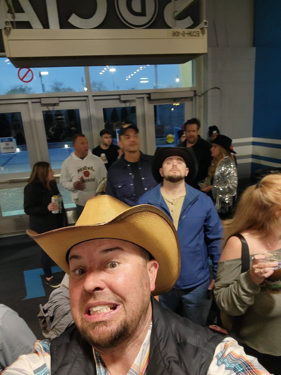 dubbs235's tweet photo. @fordfield @lukecombs pay an arm and a leg to see the best man in the world and we can't get to the pit!!! FML!! #DOBETTER https://t.co/sahXrxOTd2