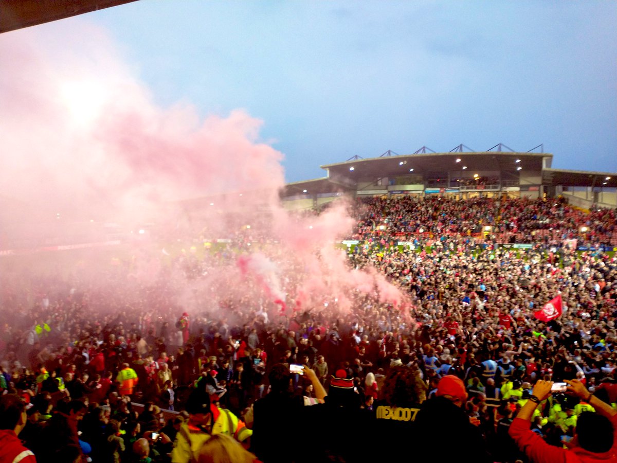 WalesMetro's tweet photo. 🔥Great scenes in Wrexham!!
#wrexham #wxmafc @Wrexham_AFC @wrexham @fearlessidzine @RobRyanRed @WrexhamUSA @WrexhamFX @MaximumEffort https://t.co/CzTxHljVHr