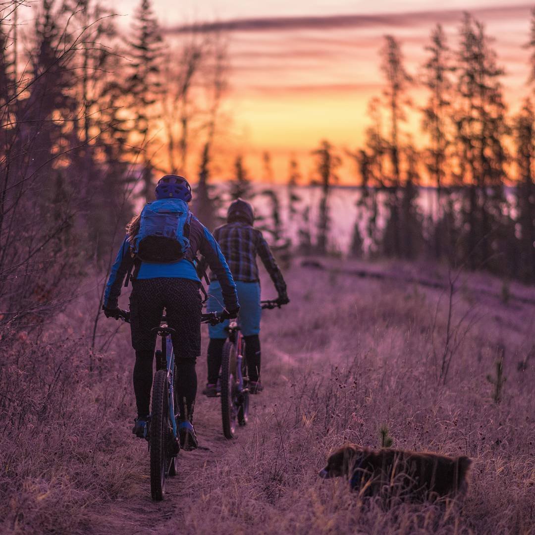 mountainbikeBC's tweet photo. Ending a ride with a lovely sunset.
๐ธ: @bikeandbend (instagram)
#exploreBC #mtbbc https://t.co/cj6qg0ZzsV