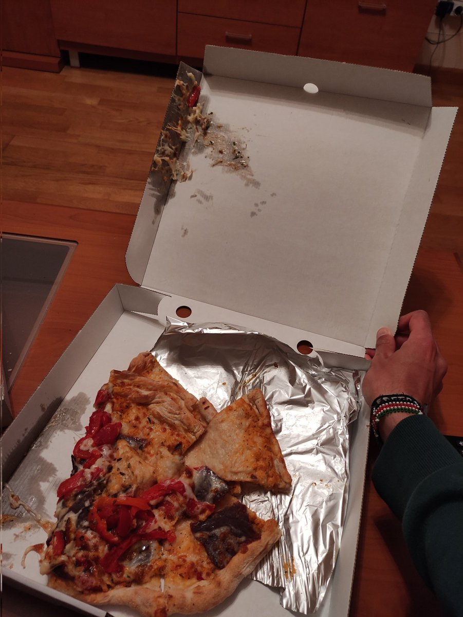 albertocubo3's tweet photo. La cena muy rica @RigolettoLeon @Glovo_ES ... No sé ni de qué es cada una ya.
Me dais alguna opción?? https://t.co/apOF2FehN0