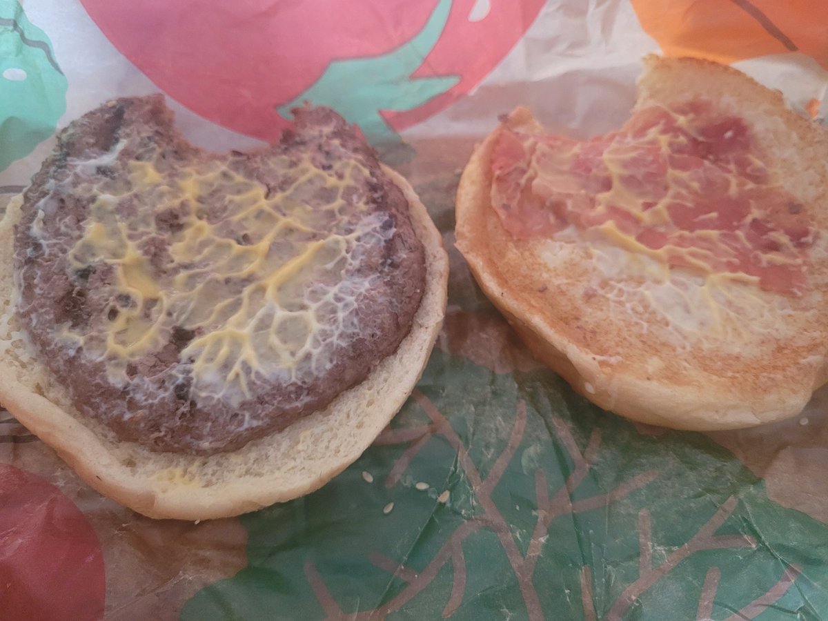 BeatrizCleves's tweet photo. @BurgerKingCol hay derecho que uno pida una hamburguesa que venden así (foto1)  y sea realmente así (foto 2)??? #QueEstafa https://t.co/tfh0aCHGDH