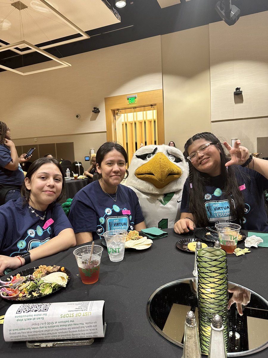 stillfightinit's tweet photo. UNT Day with the Virtual Private Lesson program! Thanks for a great day UNT, DISD V&amp;PA, teachers, and volunteers! Go Mean Green! #wwhs #gocats #virtualprivatemusiclessons #unt #gomeangreen #scrappy  @untcollegeofmusic https://t.co/42tNyCbeOl