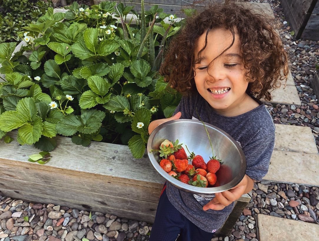 tuffgongww's tweet photo. Giving thanks for all that Mother Earth provides for us, today and every day 🙏🏽🌍♻️ #EarthDay #protecttheplanet #ziggymarley #morefamilytime https://t.co/SBbll7gXa5