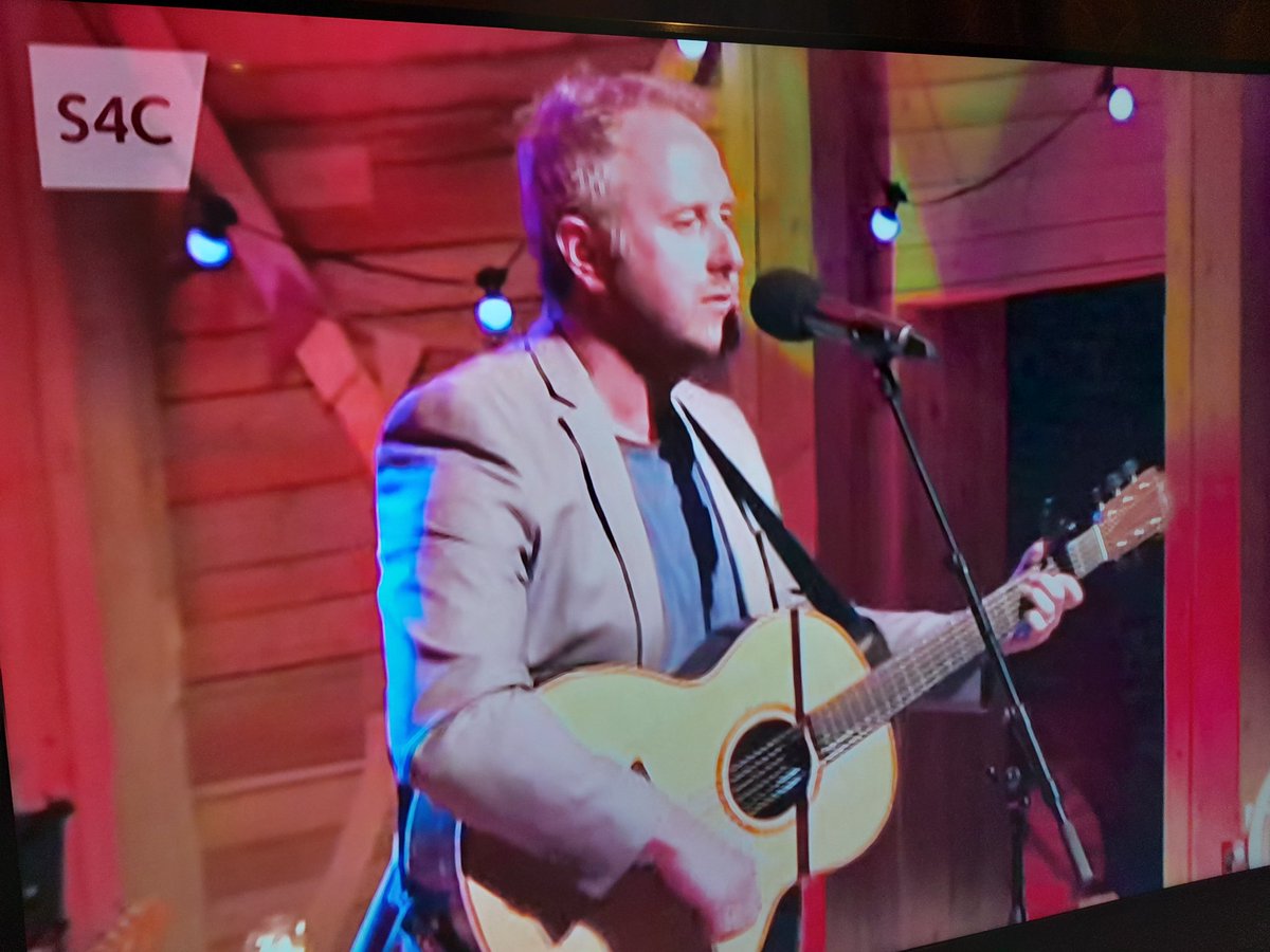 FfionClwyd's tweet photo. Un o fy hoff ganeuon ❤️ ar @nosonlawen @S4C heno 

Atgofion am #MelinyCoed #Tanygrisiau #Aberystwyth #Rhydgaled #Groes ar y llwyfan ond #LlandrilloynRhos ar goll #Elaine @ruthwillias 👎🏽😉

@gaitoms coleg @Prifysgol_Aber @Rhydgaled
Jôs adra #DyffrynConwy
@GethaGles Canu #Tywysog https://t.co/iRVq6T3IhF