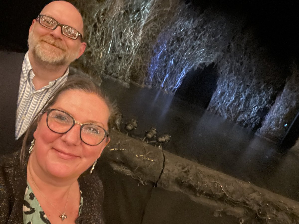 At #oceanattheendofthelane absolutely fabulous production <a href="/CapitalTheatres/">Capital Theatres</a> <a href="/hasstletoff/">neil</a> <a href="/neilhimself/">Neil Gaiman</a> <a href="/CharlieBrooks0/">Charlie Brooks / iampro</a> loving it 🥰🎭🥰