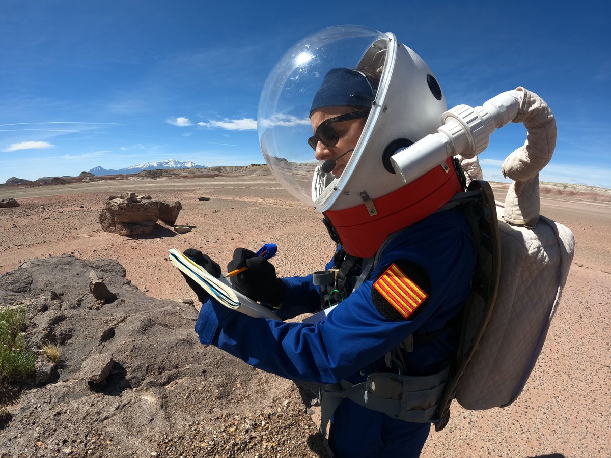 hypatia_mars's tweet photo. Día 5: #CrewEngineer está desarrollando baterías basadas en hierro con compuestos del exterior. Las baterías podrán utilizarse en luces para hacer crecer plantas en Marte🌱

En la cocina, #CrewCommander utiliza mantequilla y huevos deshidratados para hacer galletas deliciosas🍪 https://t.co/sMYB37Nq0g