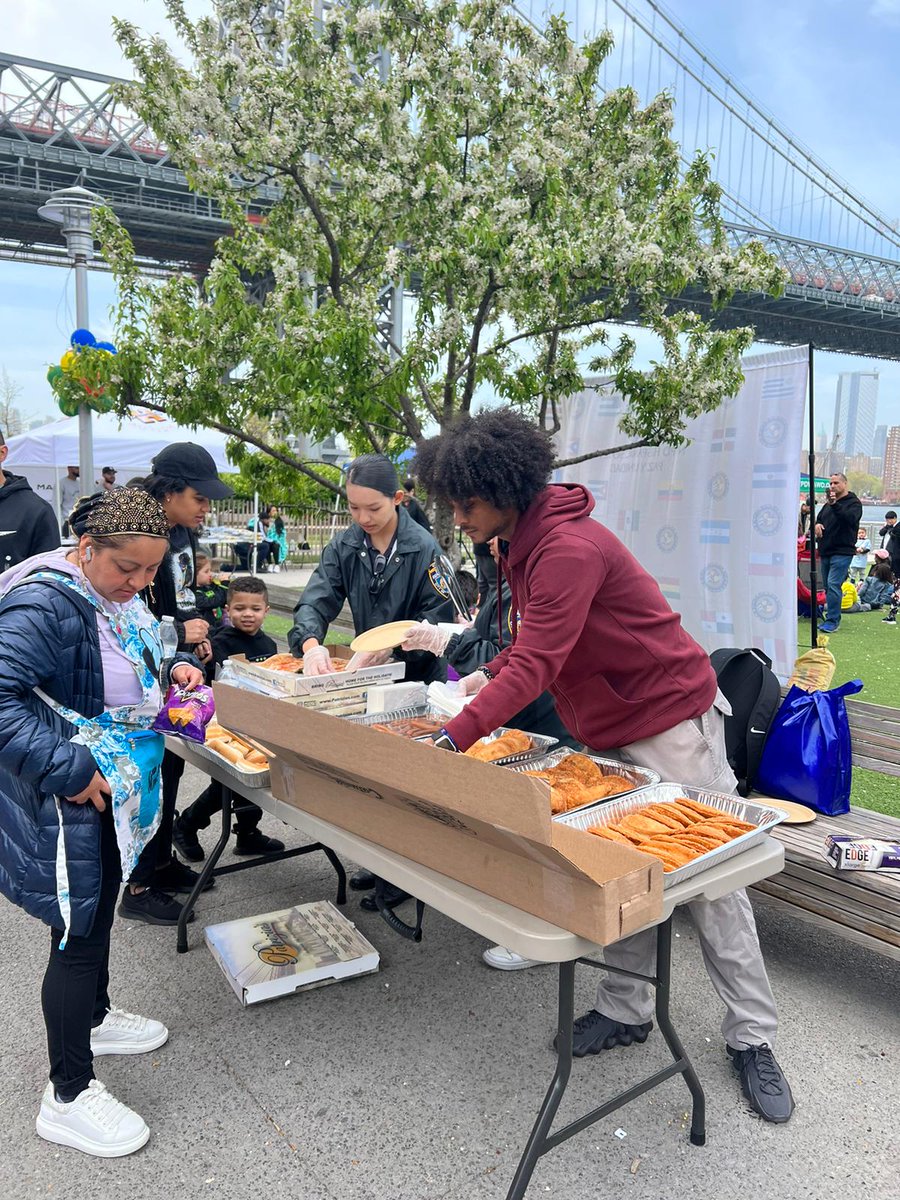 NYPD90Pct's tweet photo. Beautiful turnout at the 3rd Annual Autism Awareness Event held at Domino Park.  Your 90 Community Affairs, Explorers and Auxiliary members made sure everyone had a bite to eat and something to drink. Thank you, @NYPDPBA.  Thank you, @NYPDHispanicSociety https://t.co/GrUaQcUX44