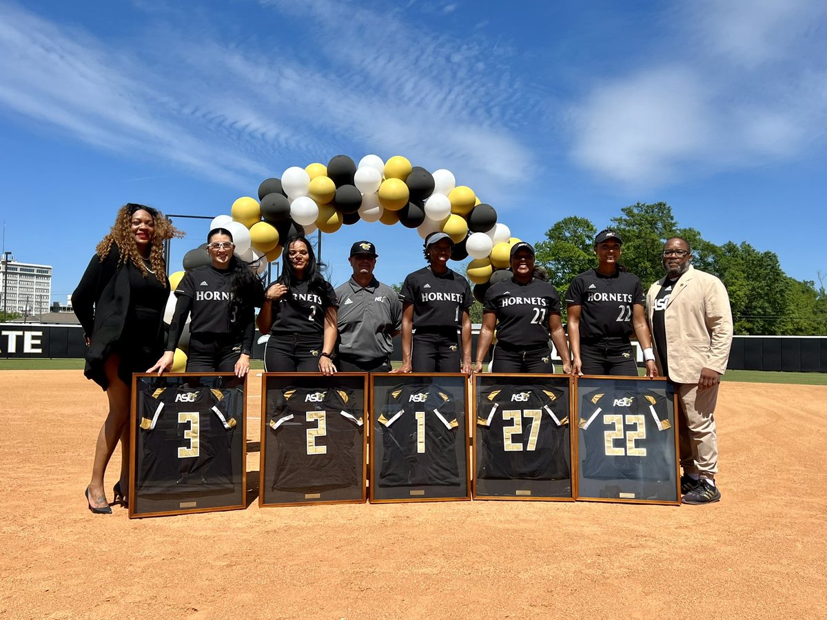 BamaStateSB's tweet photo. Thank you to all our seniors for all their hard work and dedication to the team on and off the field 🖤💛

#IAMSWAC | #SWARMAS1 https://t.co/XqBKtA7Pkd