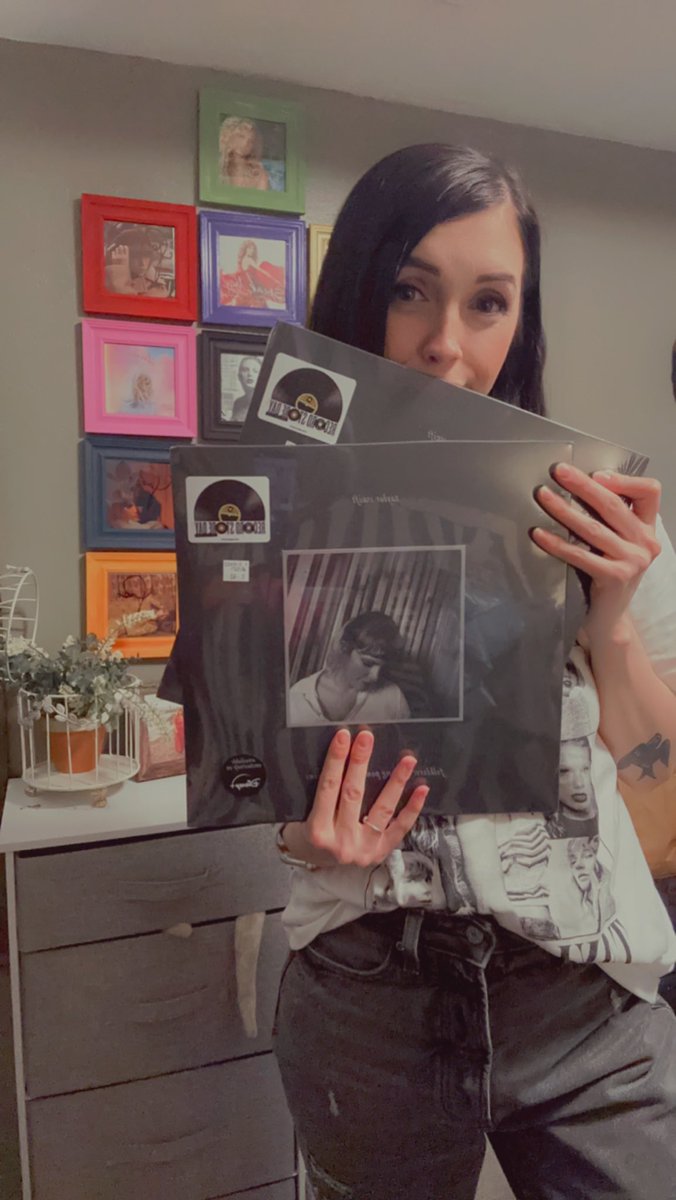 aclausswiftie13's tweet photo. I was able to secure 2 copies of LPSS and would love to get my 2nd one to another swiftie that was not able to attend and will not try reselling it or trading it… I will get it to you for retail price $40+shipping. 
Pls comment and I will pick someone by end of day tomorrow 4/23 https://t.co/YaqfgGqQvr