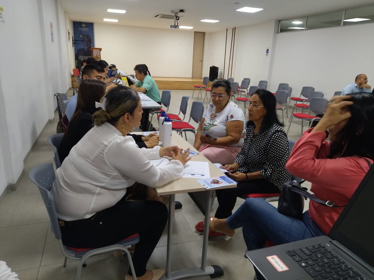 mdmicronegocios's tweet photo. El jueves tuvimos una experiencia única en nuestra Feria de Servicios MD en Cúcuta. 👍🏻
Los participantes no solo aprendieron sobre finanzas y crearon su logotipo, también tuvieron la oportunidad de consolidarse en el mercado gracias a los múltiples servicios de estas ferias. 💪🏻 https://t.co/5UAyixkhSP