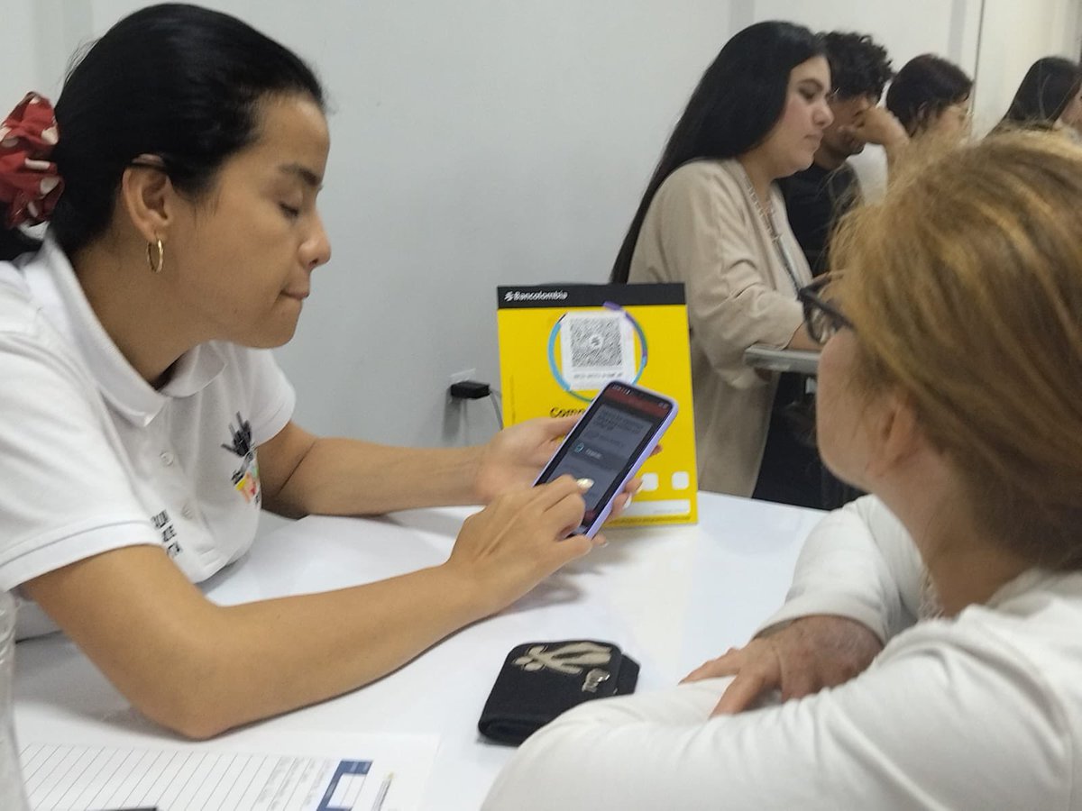 mdmicronegocios's tweet photo. El jueves tuvimos una experiencia única en nuestra Feria de Servicios MD en Cúcuta. 👍🏻
Los participantes no solo aprendieron sobre finanzas y crearon su logotipo, también tuvieron la oportunidad de consolidarse en el mercado gracias a los múltiples servicios de estas ferias. 💪🏻 https://t.co/5UAyixkhSP