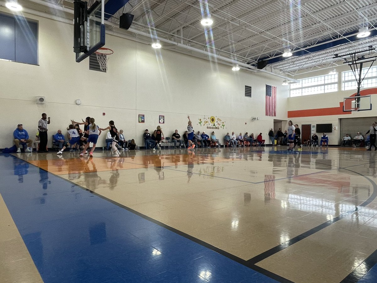 OfficialHDHoops's tweet photo. @OfficialHDHoops 11U Girls defeated Louisville Jags Black 41-29, playing up 12U Girls! Let’s go ladies! 2-0 on the weekend. #TheHoopDreamsExperience https://t.co/TzYZzwHLSw